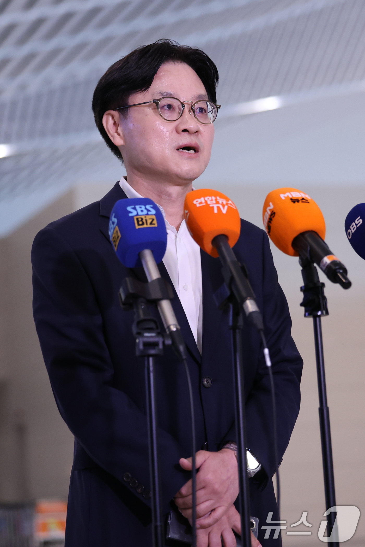 (인천공항=뉴스1) 박지혜 기자 = 김정관 산업통상부 장관이 22일 인천국제공항 제2여객터미널을 통해 미국 워싱턴으로 출국하며 취재진 질문에 답하고 있다. 김 장관은 23일(현지시 …