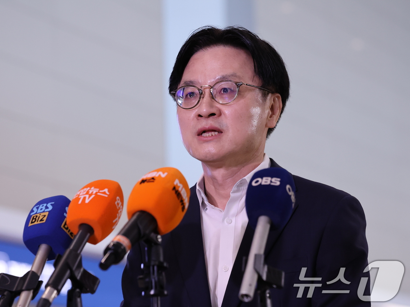 (인천공항=뉴스1) 박지혜 기자 = 김정관 산업통상부 장관이 22일 인천국제공항 제2여객터미널을 통해 미국 워싱턴으로 출국하며 취재진 질문에 답하고 있다.김 장관은 23일(현지시간 …
