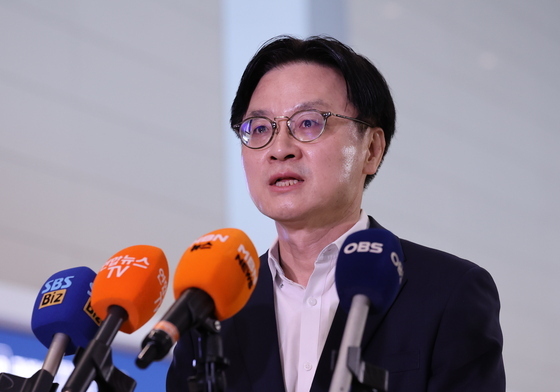 질문에 답하는 김정관 산업통상부 장관