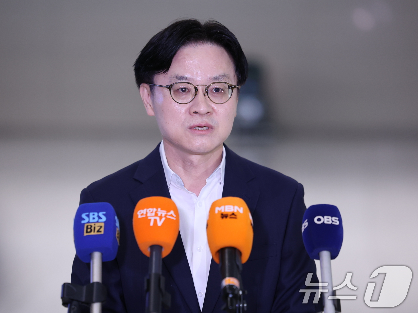 (인천공항=뉴스1) 박지혜 기자 = 김정관 산업통상부 장관이 22일 인천국제공항 제2여객터미널을 통해 미국 워싱턴으로 출국하며 취재진 질문에 답하고 있다.김 장관은 23일(현지시간 …