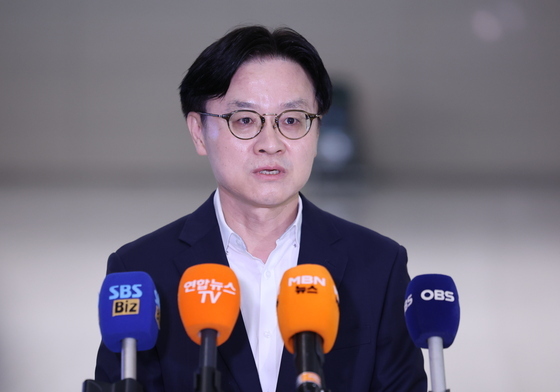 '방미' 앞두고 취재진 만나는 김정관 장관