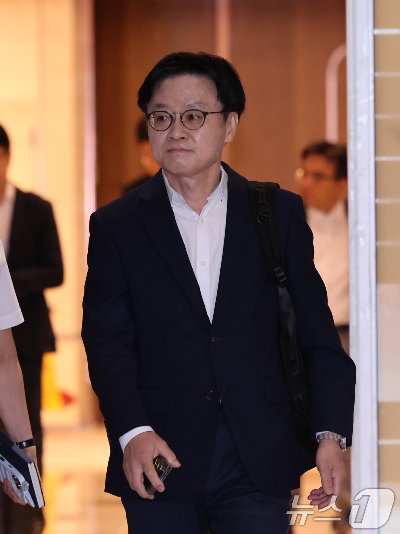 (인천공항=뉴스1) 박지혜 기자 = 김정관 산업통상부 장관이 22일 인천국제공항 제2여객터미널을 통해 미국 워싱턴으로 출국하고 있다.김 장관은 23일(현지시간) 열리는 한미 조선협 …
