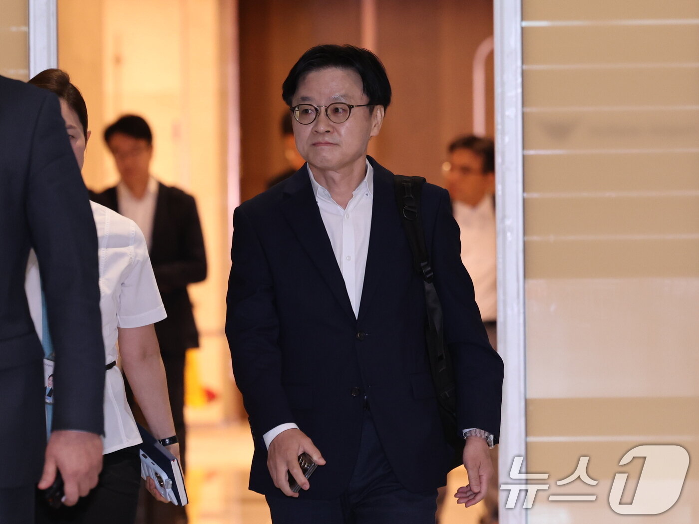 본문 이미지 - 김정관 산업통상부 장관이 지난 7월 인천국제공항 제2여객터미널을 통해 미국 워싱턴으로 출국하고 있다. 김 장관은 23일(현지시간) 열리는 한미 조선협력센터(KUSPC) 개소식에 참석하고, ‘쿠팡 사태’ 등 한미 통상 현안과 대미 투자 프로젝트 후속 조치를 논의할 예정이다. 2026.7.22 ⓒ 뉴스1 박지혜 기자