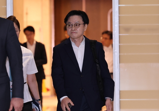 출국하는 김정관 장관