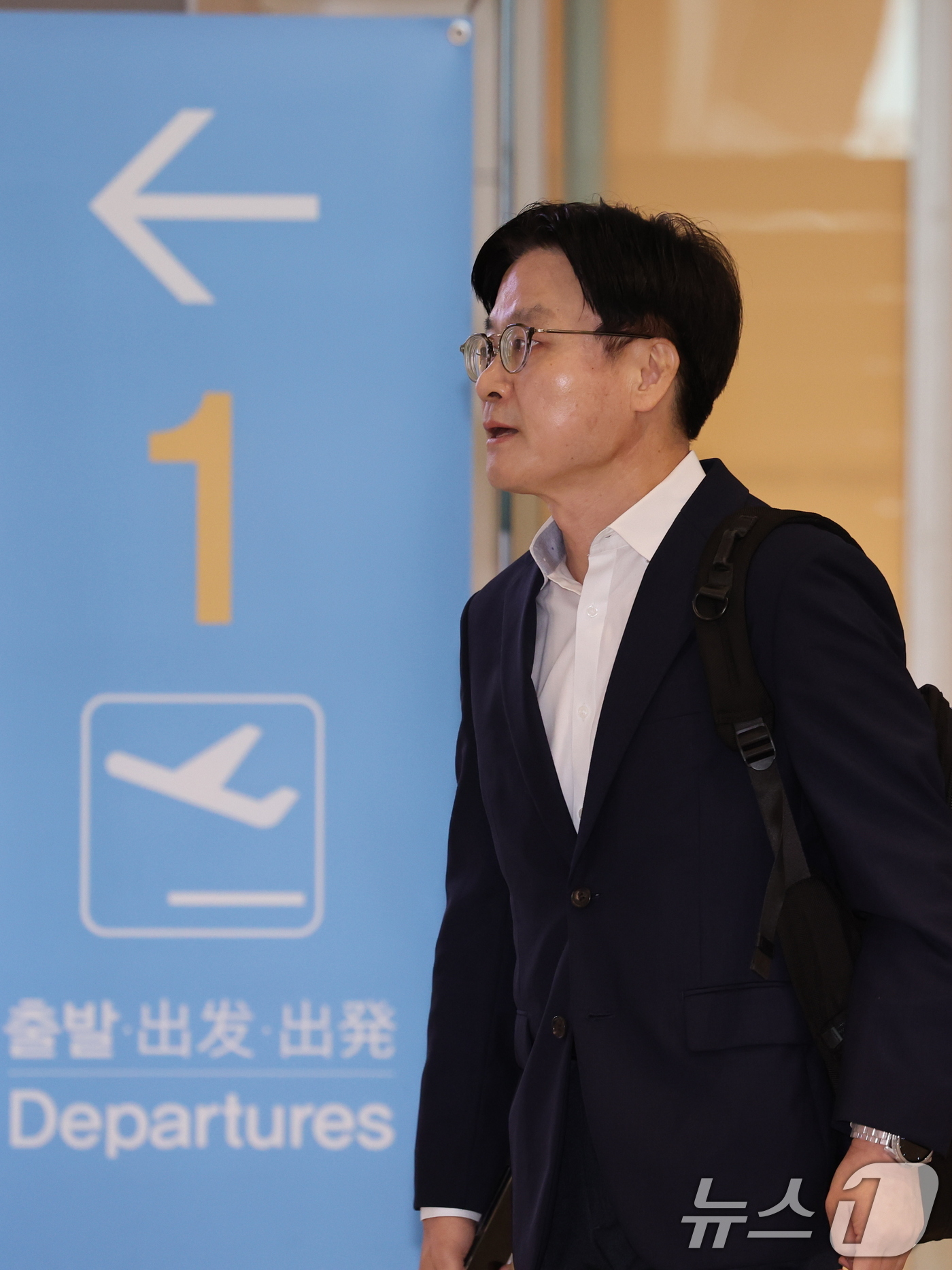 (인천공항=뉴스1) 박지혜 기자 = 김정관 산업통상부 장관이 22일 인천국제공항 제2여객터미널을 통해 미국 워싱턴으로 출국하고 있다.김 장관은 23일(현지시간) 열리는 한미 조선협 …