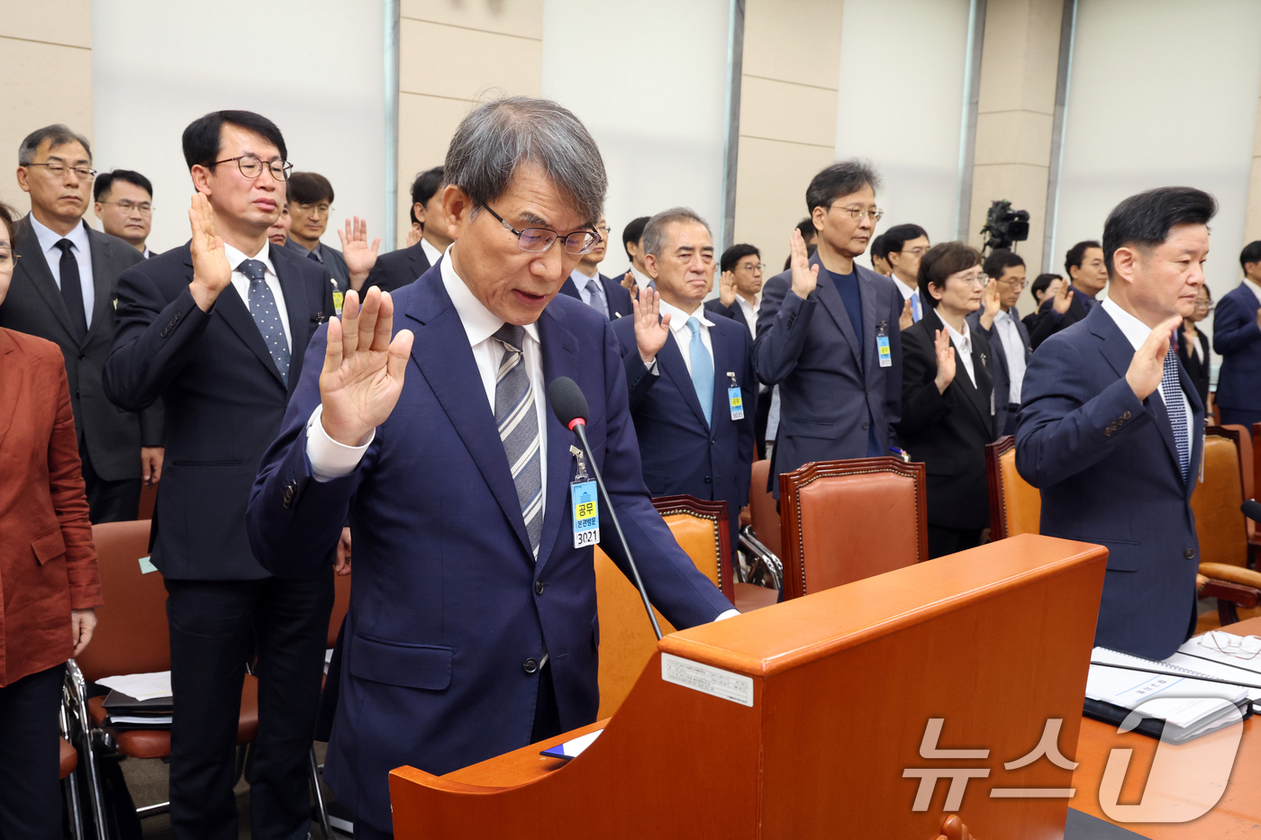(서울=뉴스1) 황기선 기자 = 노태악 전 중앙선거관리위원장을 비롯한 증인들이 22일 서울 여의도 국회에서 열린 제9회 전국동시 지방선거 투표용지 부족사태 등 국민참정권 침해 진상 …