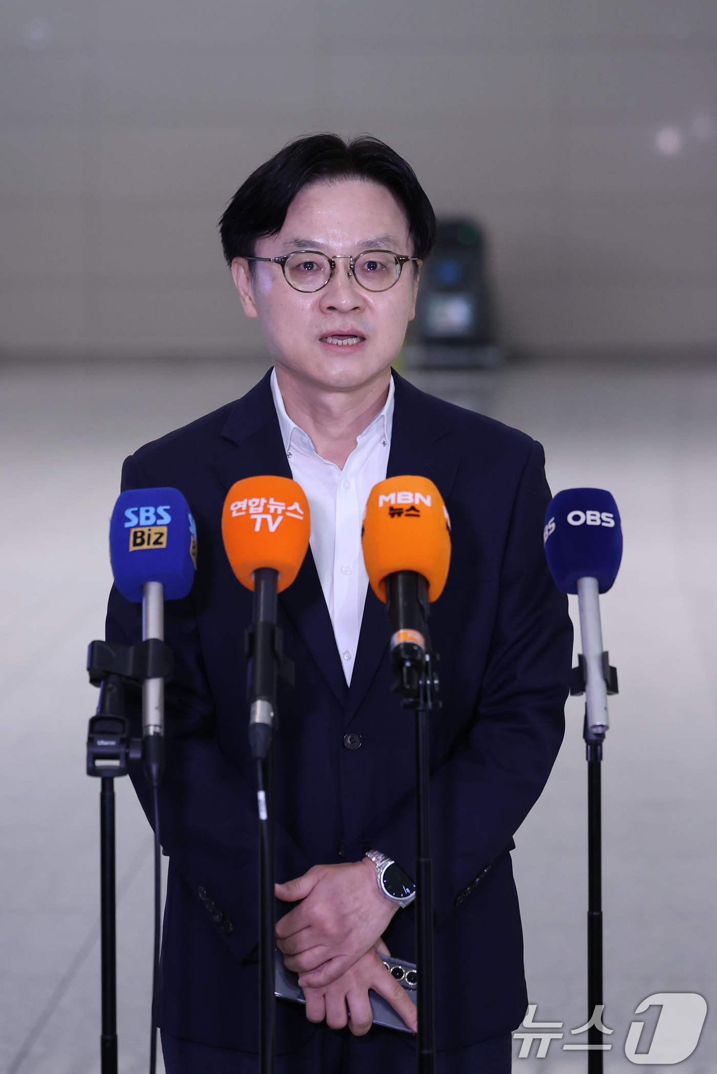 (인천공항=뉴스1) 박지혜 기자 = 김정관 산업통상부 장관이 22일 인천국제공항 제2여객터미널을 통해 미국 워싱턴으로 출국하며 취재진 질문에 답하고 있다.김 장관은 23일(현지시간 …