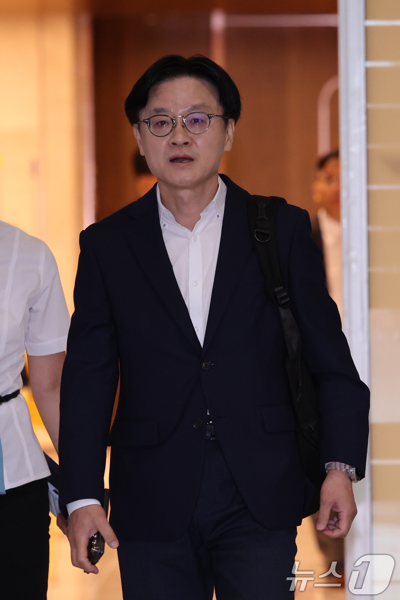 (인천공항=뉴스1) 박지혜 기자 = 김정관 산업통상부 장관이 22일 인천국제공항 제2여객터미널을 통해 미국 워싱턴으로 출국하고 있다.김 장관은 23일(현지시간) 열리는 한미 조선협 …