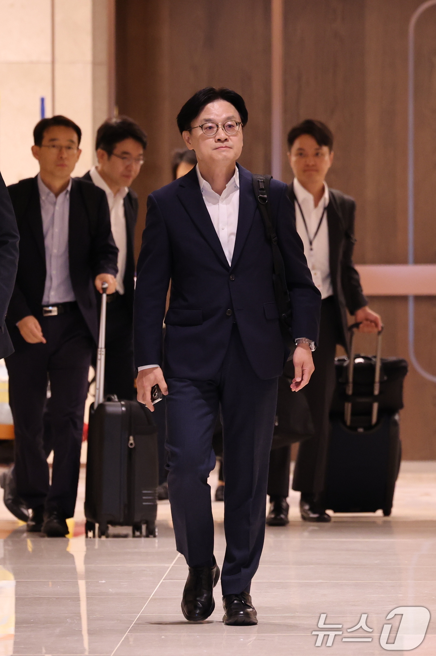 (인천공항=뉴스1) 박지혜 기자 = 김정관 산업통상부 장관이 22일 인천국제공항 제2여객터미널을 통해 미국 워싱턴으로 출국하고 있다.김 장관은 23일(현지시간) 열리는 한미 조선협 …