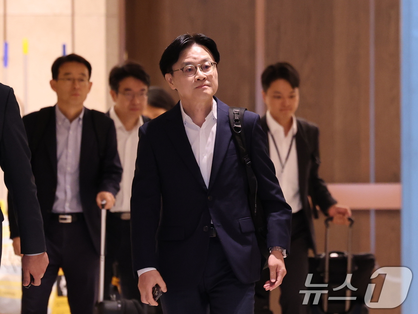(인천공항=뉴스1) 박지혜 기자 = 김정관 산업통상부 장관이 22일 인천국제공항 제2여객터미널을 통해 미국 워싱턴으로 출국하고 있다.김 장관은 23일(현지시간) 열리는 한미 조선협 …