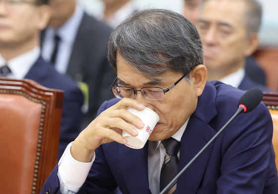 물 마시는 노태악 전 선관위원장