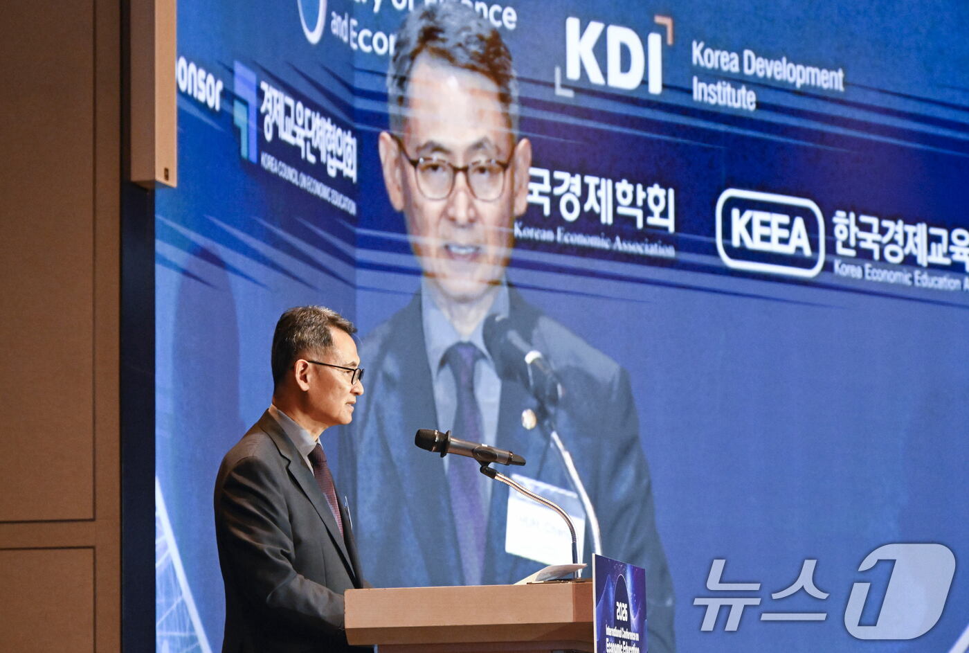 (서울=뉴스1) = 허장 재정경제부 차관이 22일 서울 중구 앰배서더 서울 풀만 호텔에서 열린 '경제교육 국제 콘퍼런스'에서 개회사를 하고 있다. (재정경제부 제공. 재판매 및 D …