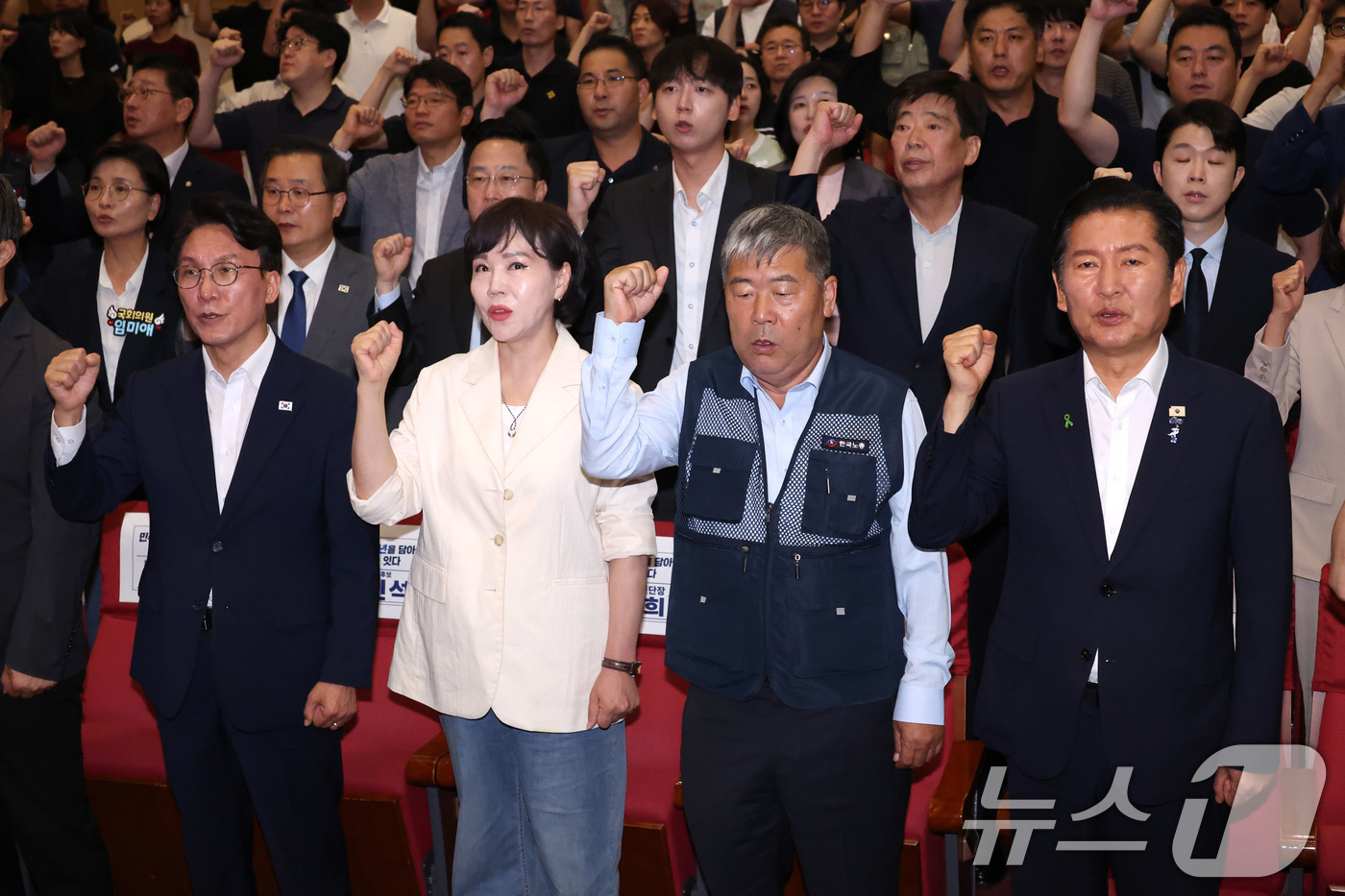 (서울=뉴스1) 신웅수 기자 = 더불어민주당 당권 주자인 김민석, 정청래 의원이 22일 서울 여의도 국회 의원회관에서 열린 '민주당, 청년을 담아 노동을 잇다' 행사에서 임을 위한 …