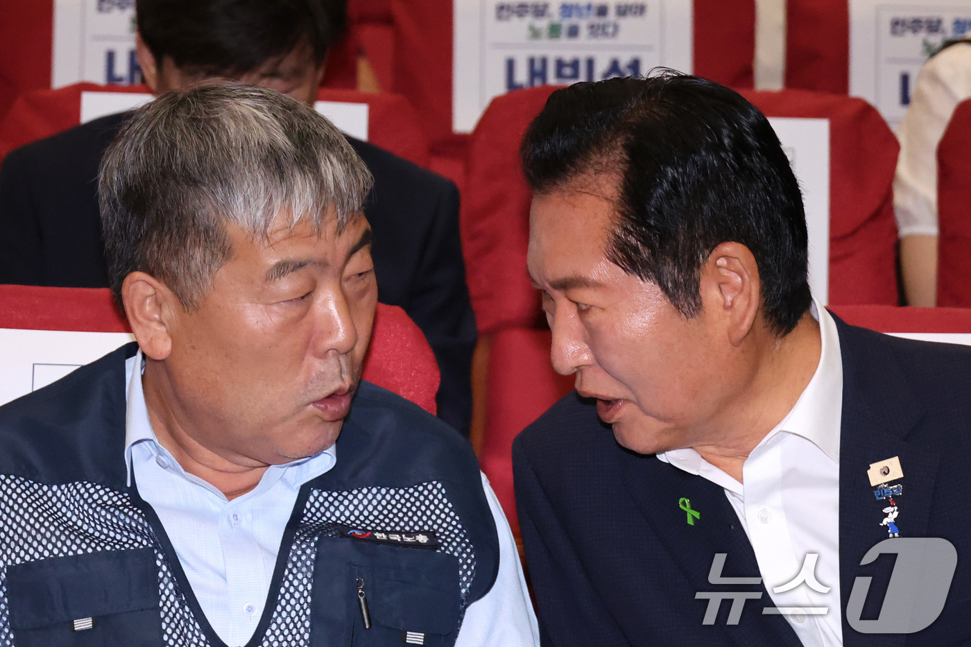 (서울=뉴스1) 신웅수 기자 = 더불어민주당 당권 주자인 정청래 의원과 김동명 한국노총 위원장이 22일 서울 여의도 국회 의원회관에서 열린 '민주당, 청년을 담아 노동을 잇다' 행 …
