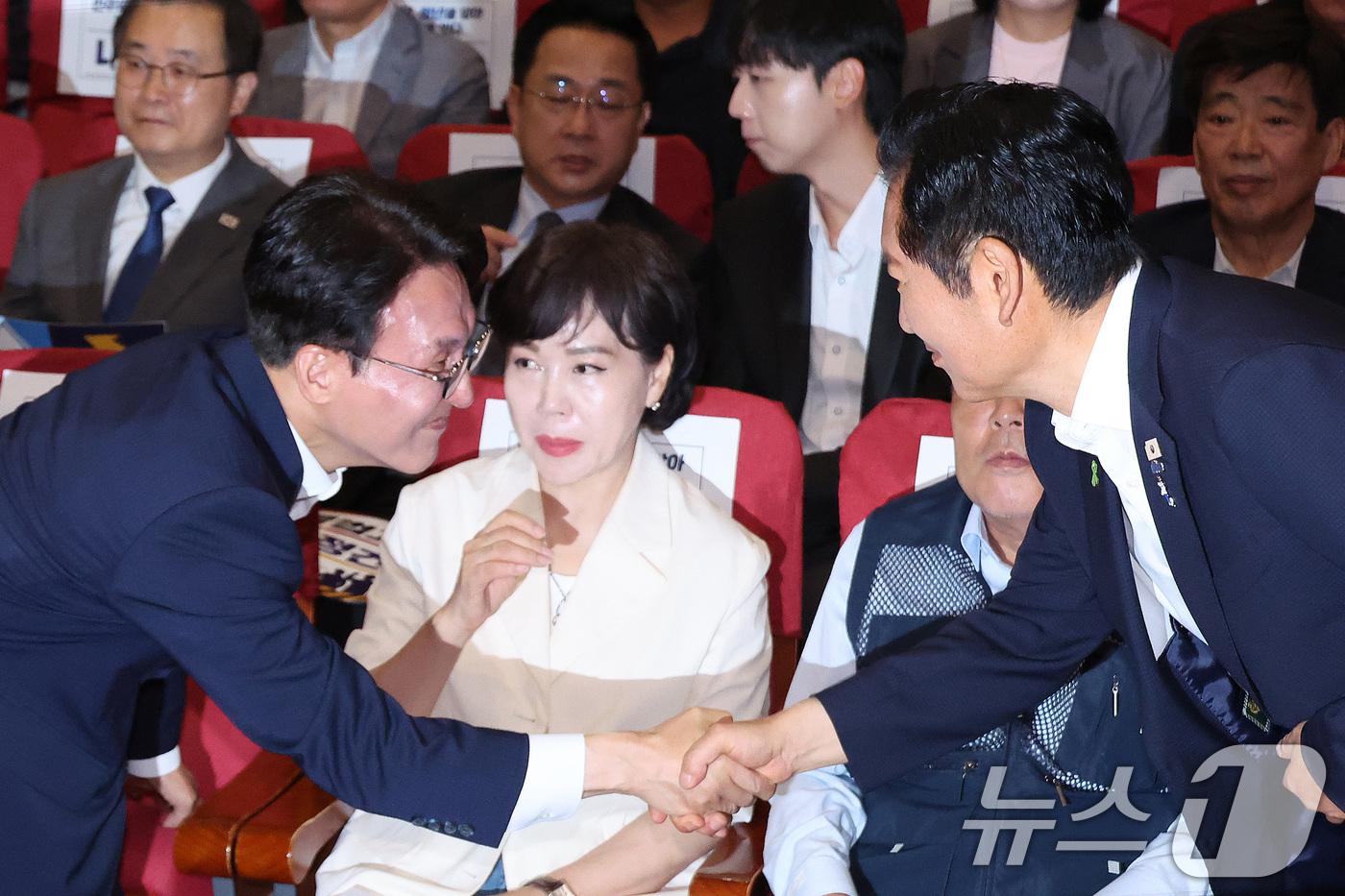 (서울=뉴스1) 신웅수 기자 = 더불어민주당 당권 주자인 김민석, 정청래 의원이 22일 서울 여의도 국회 의원회관에서 열린 '민주당, 청년을 담아 노동을 잇다' 행사에서 인사하고 …