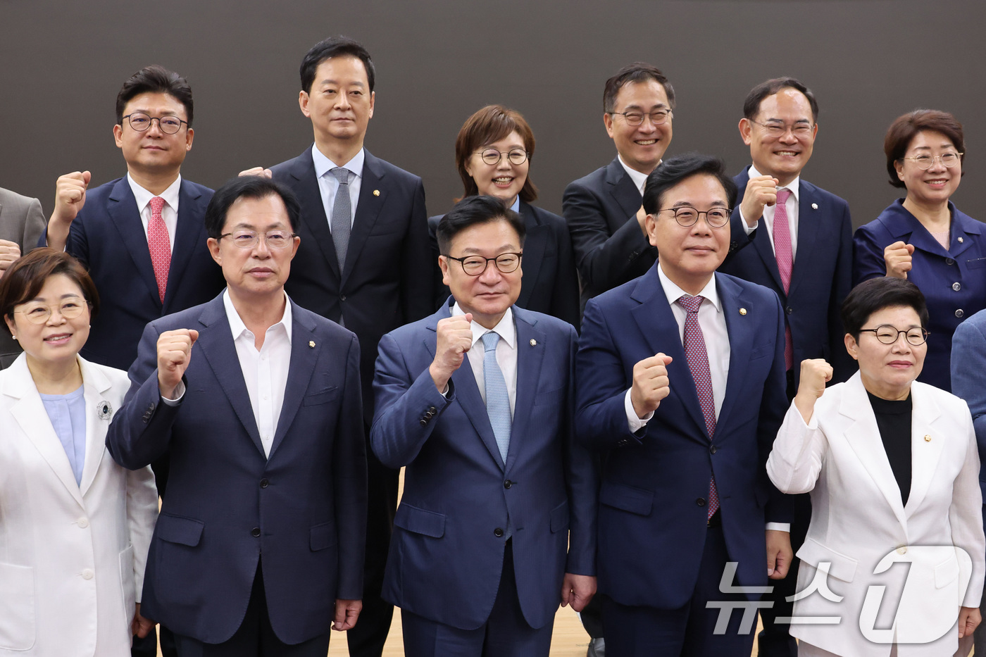 (서울=뉴스1) 신웅수 기자 = 정점식 국민의힘 원내대표가 22일 서울 여의도 국회 의원회관에서 열린 2차 공공기관 경북 유치전략 국회세미나에서 참석자들과 함께 기념 촬영을 하고 …