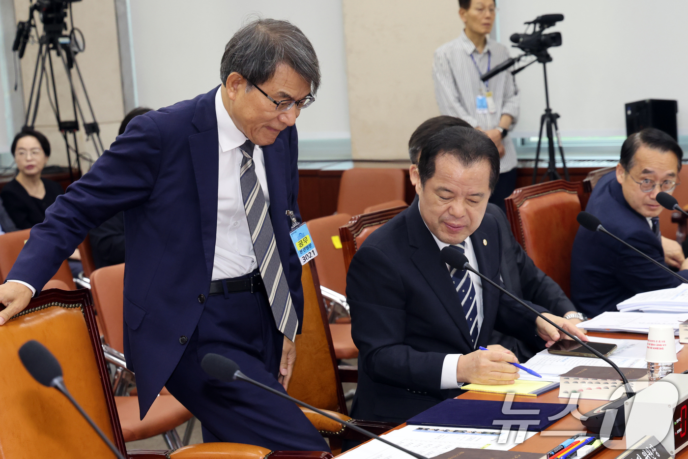 (서울=뉴스1) 황기선 기자 = 노태악 전 중앙선거관리위원장과 위철환 선관위원장 직무대행이 22일 서울 여의도 국회에서 열린 제9회 전국동시 지방선거 투표용지 부족사태 등 국민참정 …
