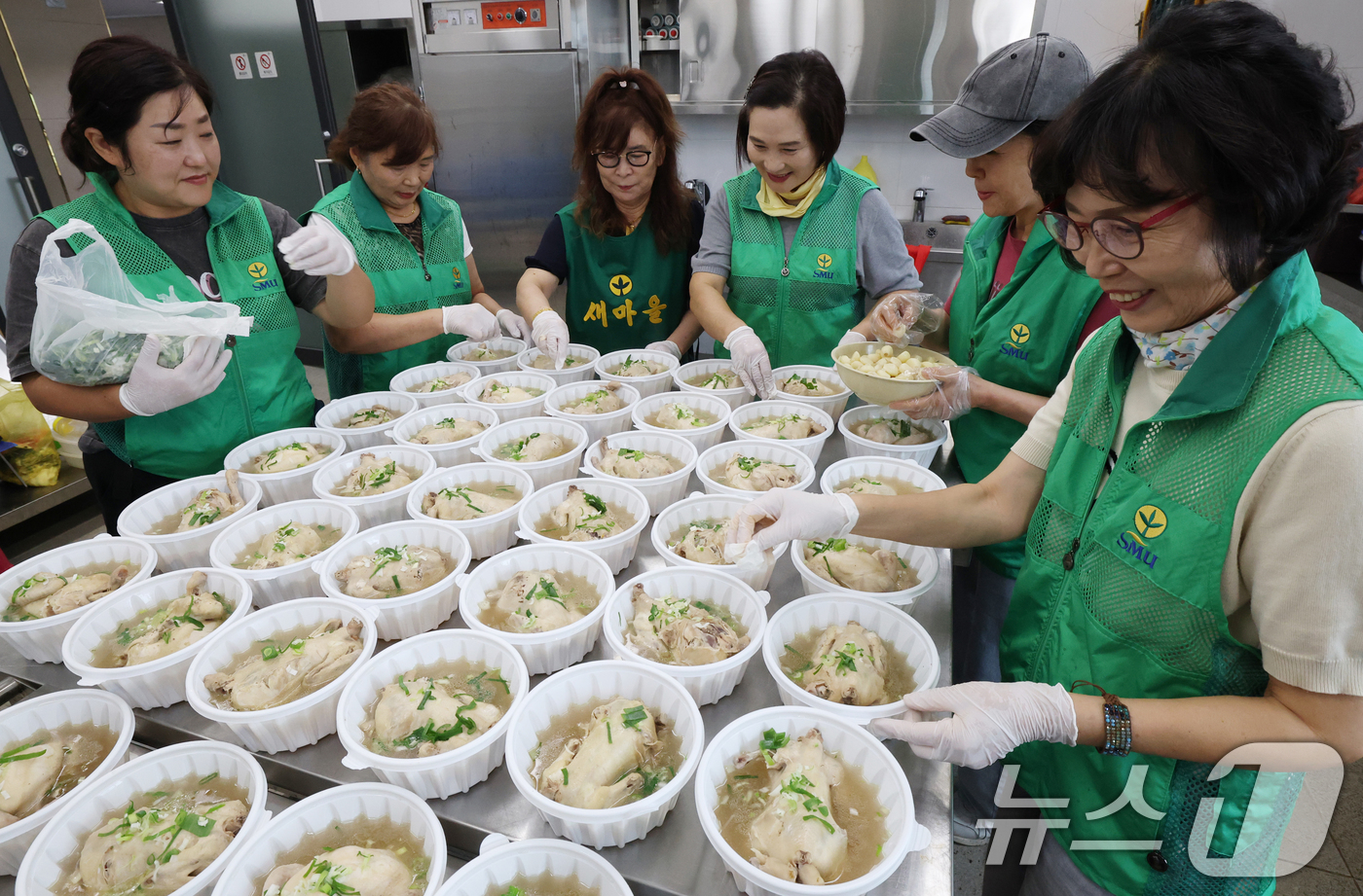 (수원=뉴스1) 김영운 기자 = 중복을 사흘 앞둔 22일 경기 수원시 장안구 영화동행정복지센터에서 새마을부녀회원들이 관내 취약계층에게 전달할 삼계탕을 준비하고 있다. 2026.7. …