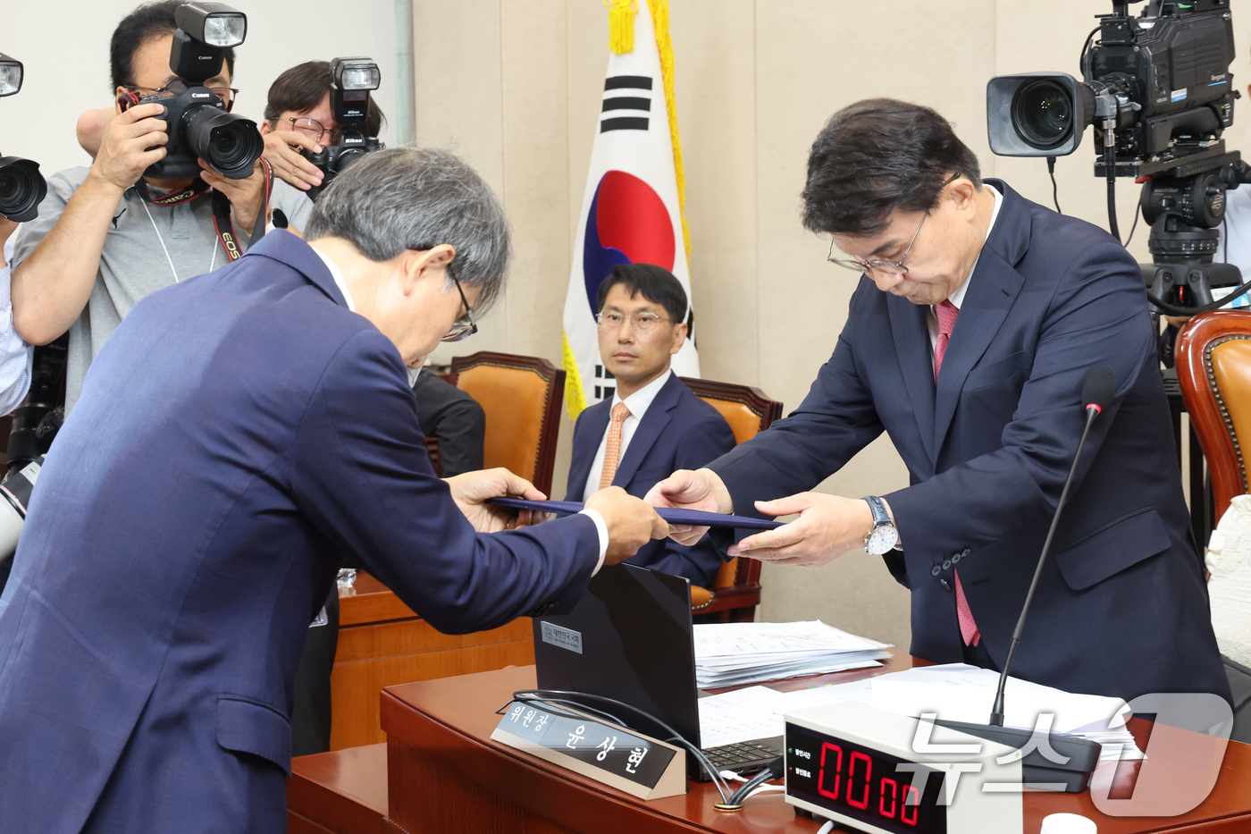 (서울=뉴스1) 황기선 기자 = 노태악 전 중앙선거관리위원장을 비롯한 증인들이 22일 서울 여의도 국회에서 열린 제9회 전국동시 지방선거 투표용지 부족사태 등 국민참정권 침해 진상 …