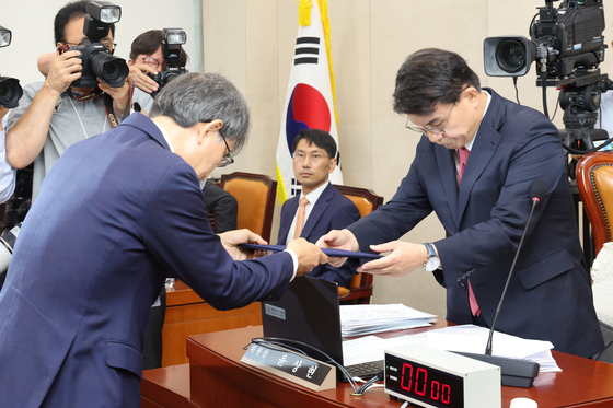 선서문 전달하는 노태악 전 선관위원장