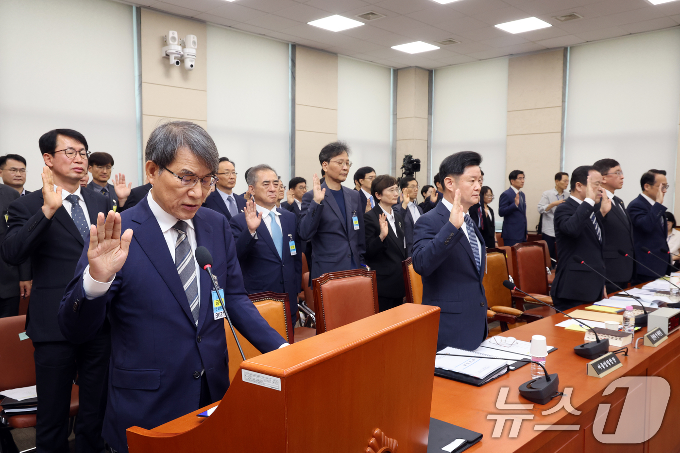 (서울=뉴스1) 황기선 기자 = 노태악 전 중앙선거관리위원장을 비롯한 증인들이 22일 서울 여의도 국회에서 열린 제9회 전국동시 지방선거 투표용지 부족사태 등 국민참정권 침해 진상 …