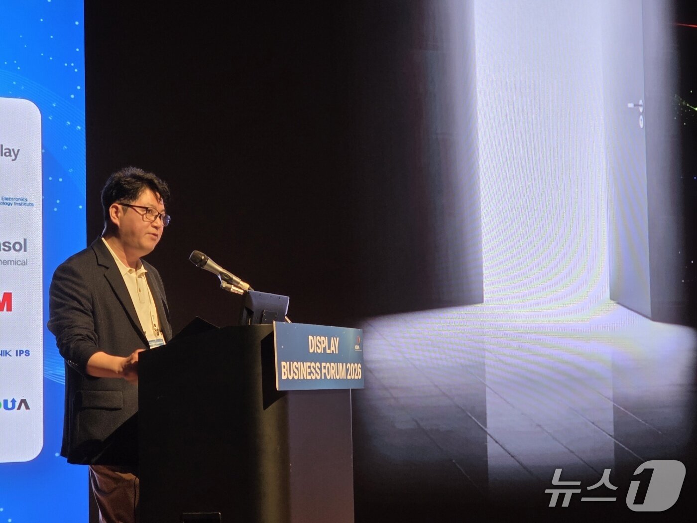 본문 이미지 - 노철래 삼성디스플레이 AX리서치센터장이 서울 코엑스에서 열린 'K-디스플레이' 비즈니스 포럼에서 발표를 하고 있다. 2026. 7. 22/뉴스1 황진중 기자