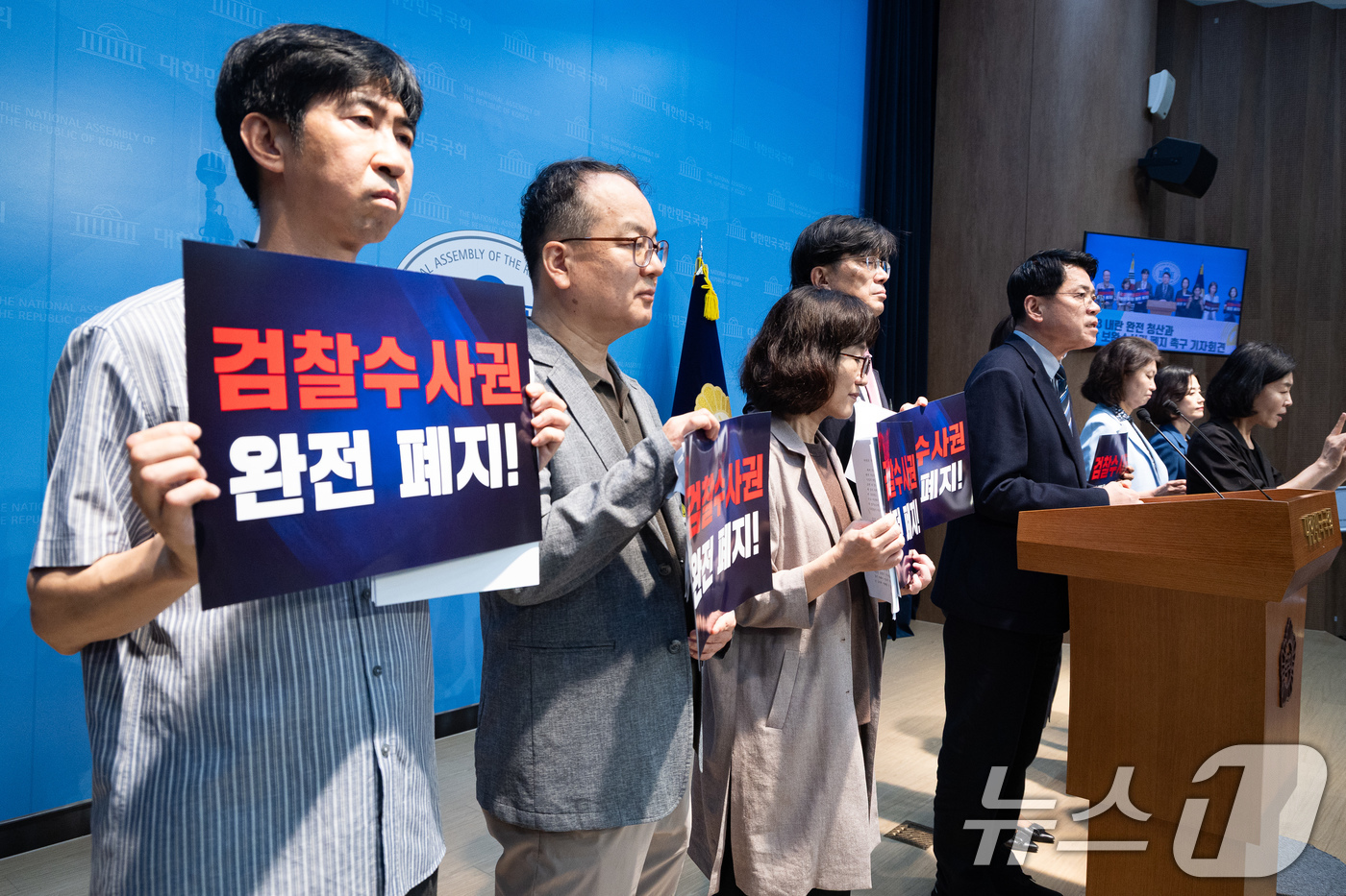 (서울=뉴스1) 유승관 기자 = 조국혁신당 김준형 당대표 직무대행 겸 원내대표와 의원단 및 민주평등사회를 위한 전국교수연구자협의회원들이 22일 서울 여의도 국회 소통관에서 12.3 …