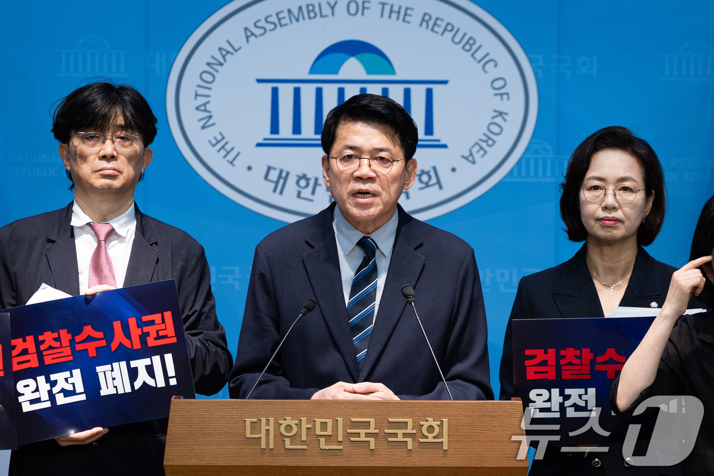 (서울=뉴스1) 유승관 기자 = 조국혁신당 김준형 당대표 직무대행 겸 원내대표와 의원단 및 민주평등사회를 위한 전국교수연구자협의회원들이 22일 서울 여의도 국회 소통관에서 12.3 …