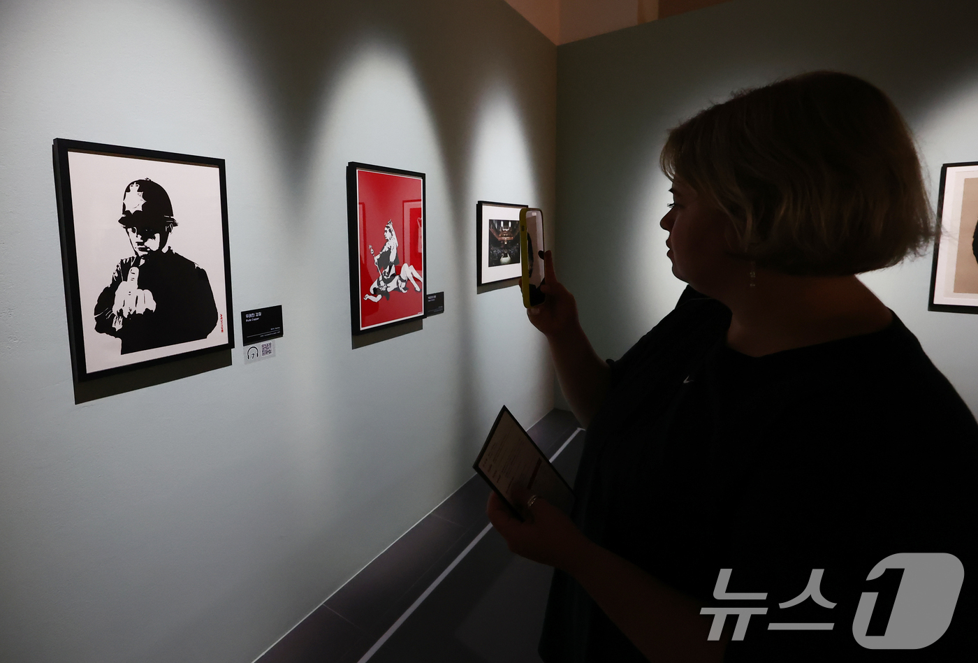 (서울=뉴스1) 김민지 기자 = 22일 서울 영등포구 더현대 서울 ALT.1에서 열린 스트리트 아티스트 뱅크시(Banksy)의 작품 세계를 조명하는 특별전 'BANKSY: Stil …