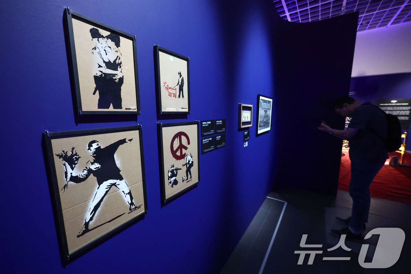 (서울=뉴스1) 김민지 기자 = 22일 서울 영등포구 더현대 서울 ALT.1에서 열린 스트리트 아티스트 뱅크시(Banksy)의 작품 세계를 조명하는 특별전 'BANKSY: Stil …