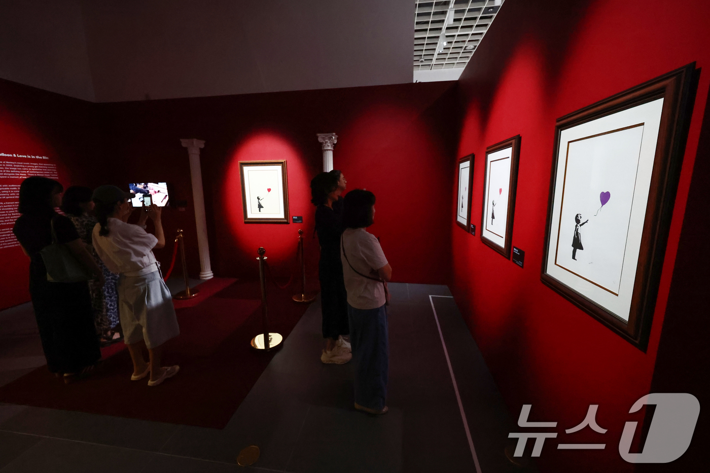 (서울=뉴스1) 김민지 기자 = 22일 서울 영등포구 더현대 서울 ALT.1에서 열린 스트리트 아티스트 뱅크시(Banksy)의 작품 세계를 조명하는 특별전 'BANKSY: Stil …