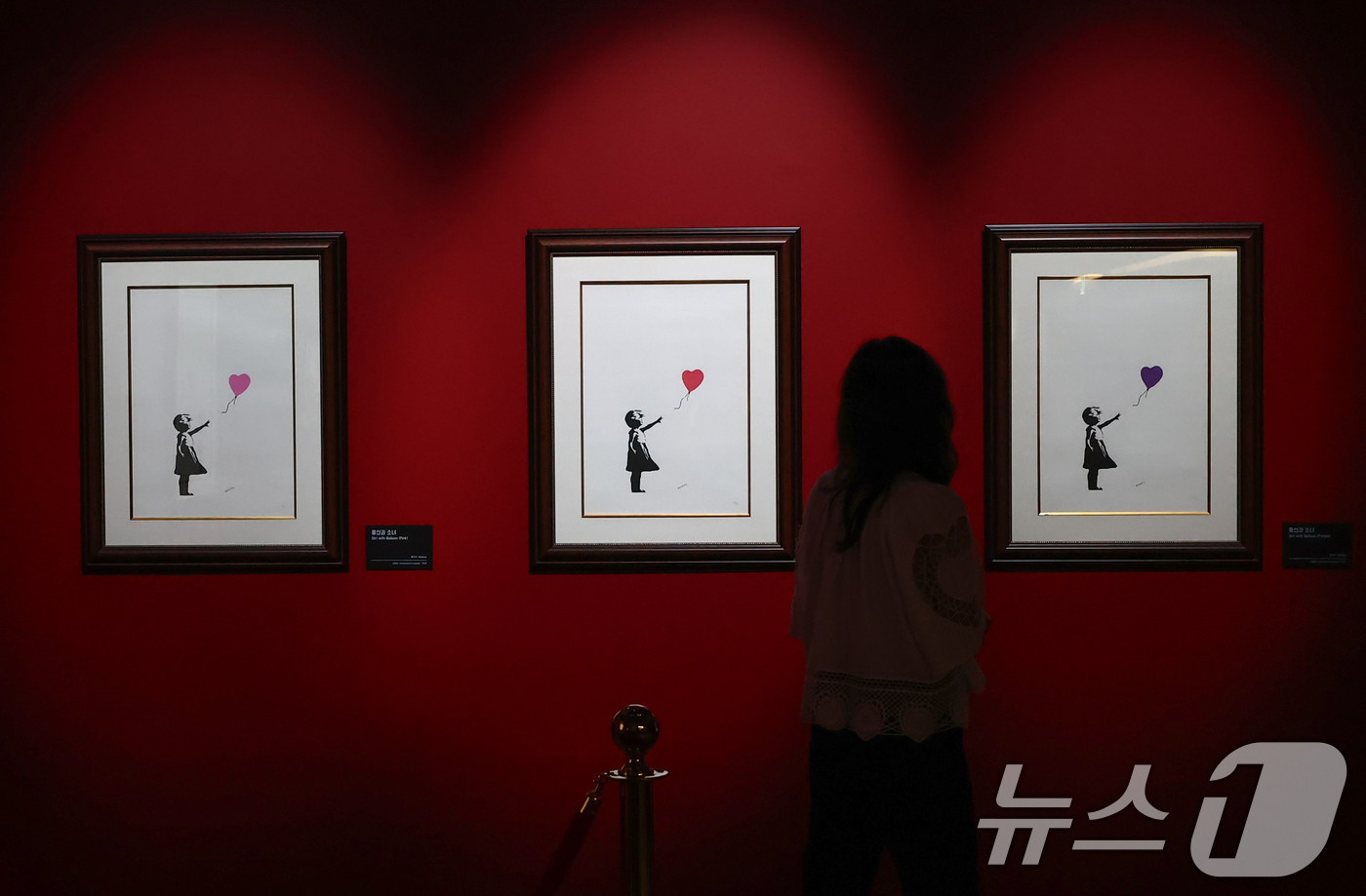 (서울=뉴스1) 김민지 기자 = 22일 서울 영등포구 더현대 서울 ALT.1에서 열린 스트리트 아티스트 뱅크시(Banksy)의 작품 세계를 조명하는 특별전 'BANKSY: Stil …