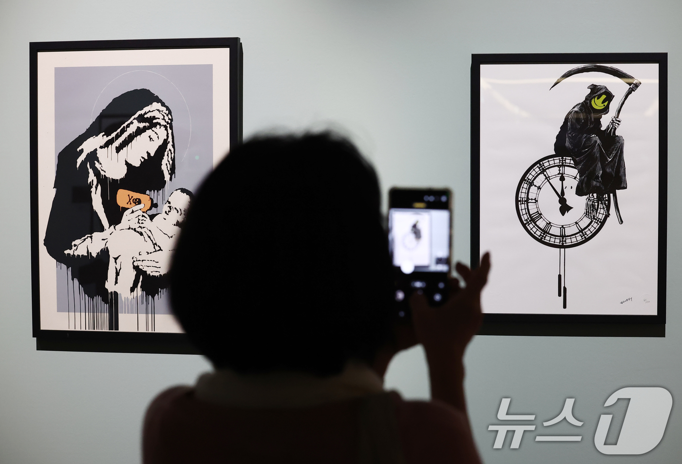 (서울=뉴스1) 김민지 기자 = 22일 서울 영등포구 더현대 서울 ALT.1에서 열린 스트리트 아티스트 뱅크시(Banksy)의 작품 세계를 조명하는 특별전 'BANKSY: Stil …