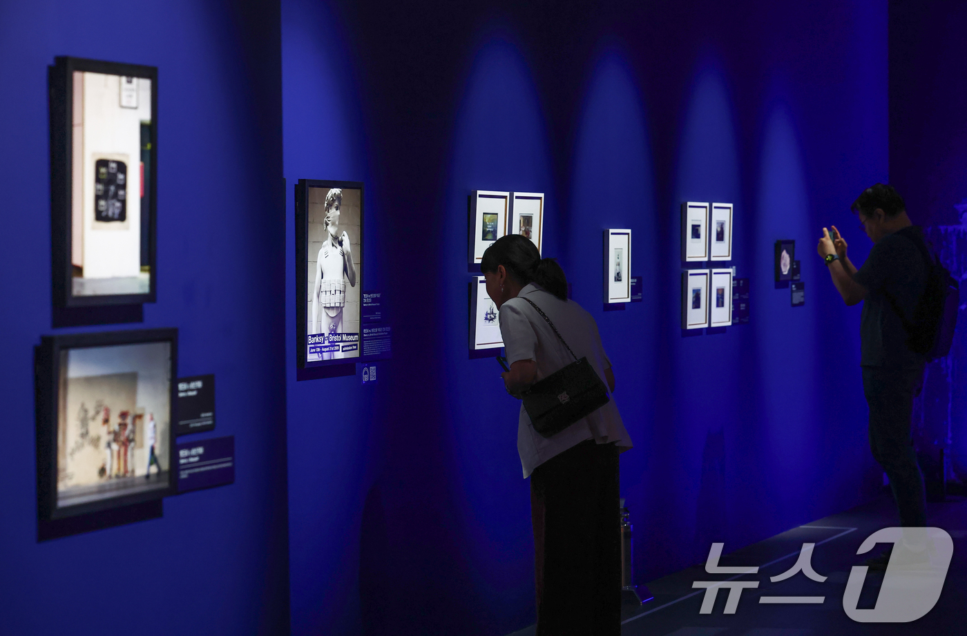 (서울=뉴스1) 김민지 기자 = 22일 서울 영등포구 더현대 서울 ALT.1에서 열린 스트리트 아티스트 뱅크시(Banksy)의 작품 세계를 조명하는 특별전 'BANKSY: Stil …