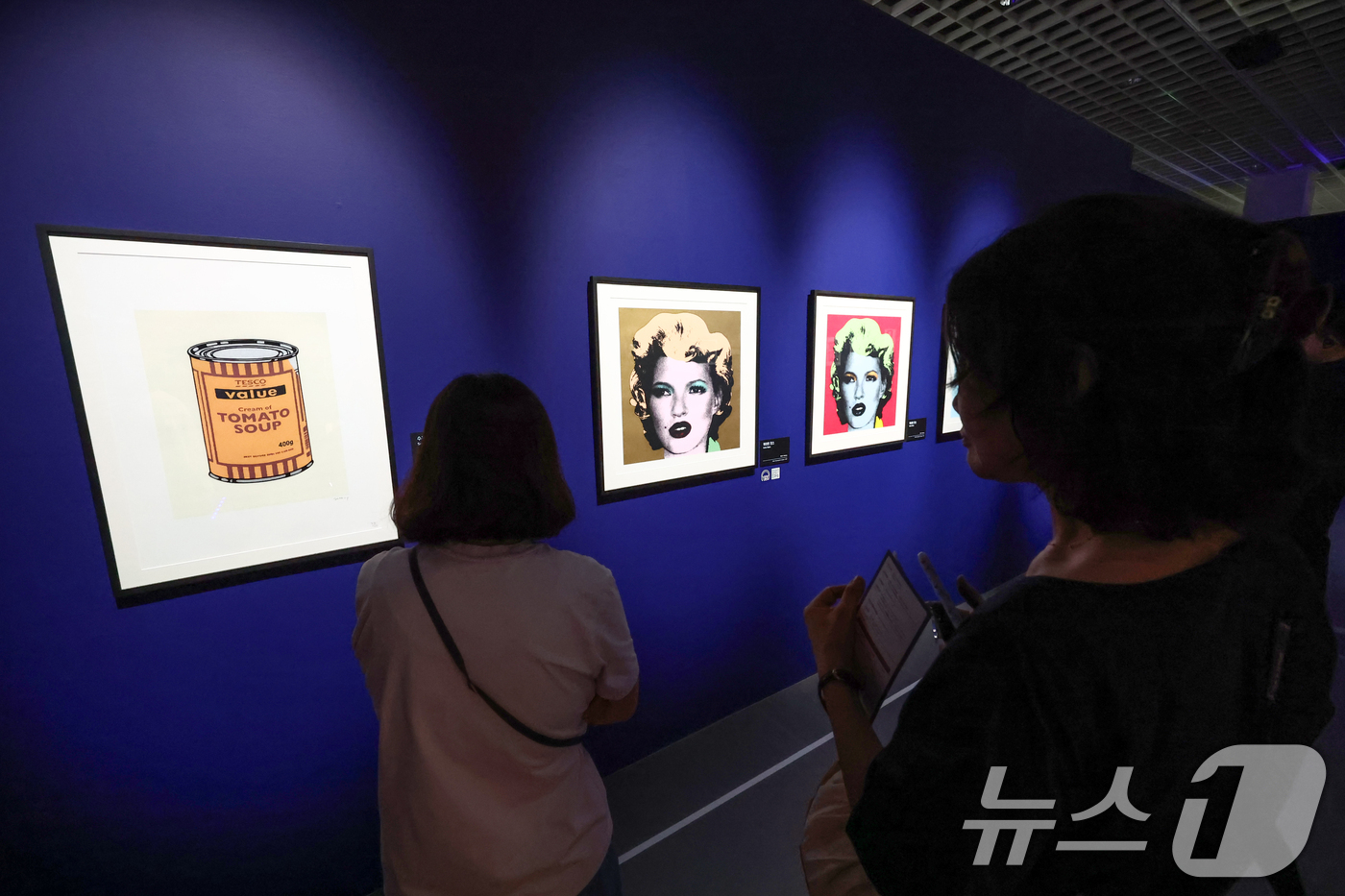 (서울=뉴스1) 김민지 기자 = 22일 서울 영등포구 더현대 서울 ALT.1에서 열린 스트리트 아티스트 뱅크시(Banksy)의 작품 세계를 조명하는 특별전 'BANKSY: Stil …