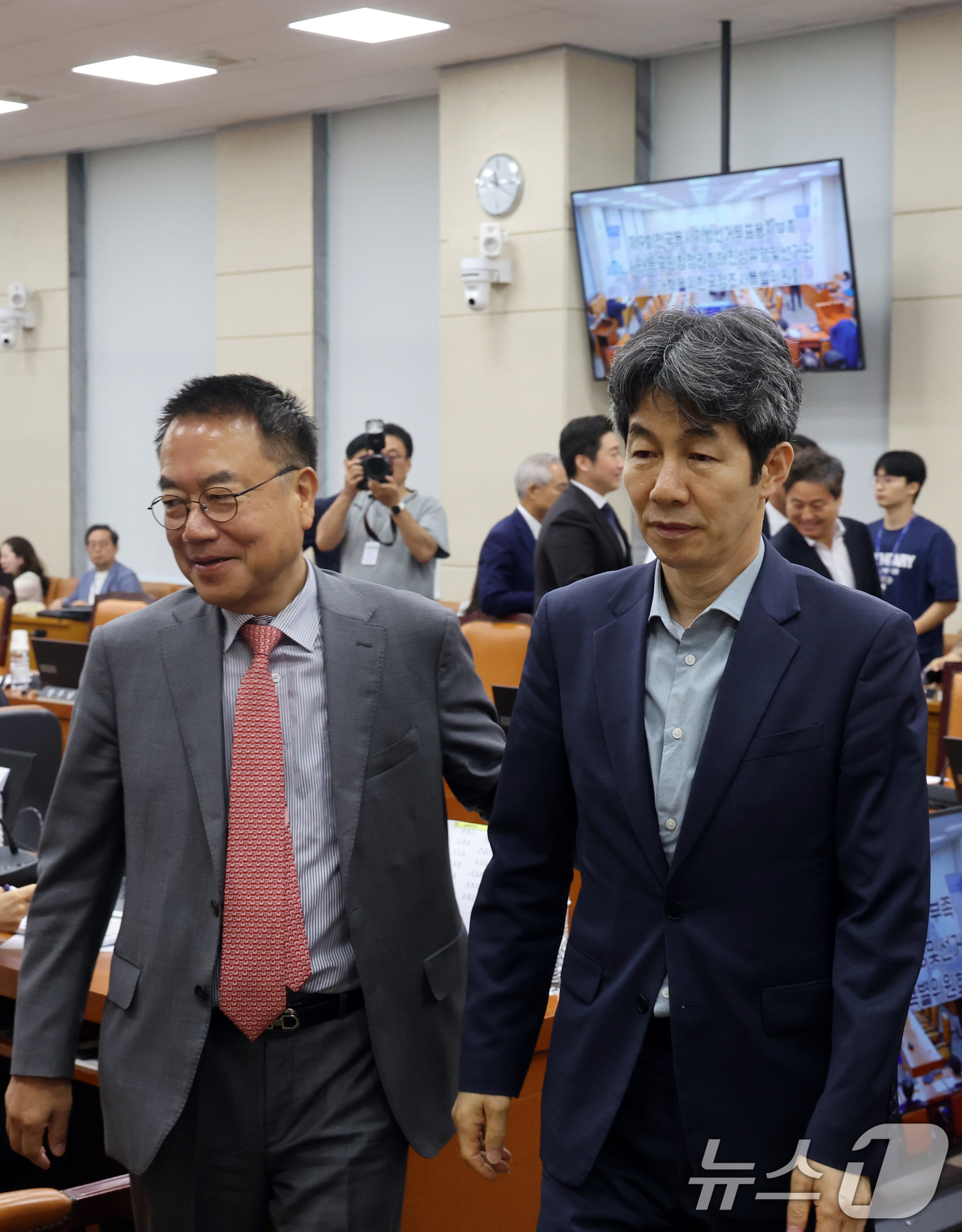 (서울=뉴스1) 황기선 기자 = 국회 국조특위 여야 간사인 윤건영, 서범수 의원이 22일 서울 여의도 국회에서 열린 제9회 전국동시 지방선거 투표용지 부족사태 등 국민참정권 침해 …