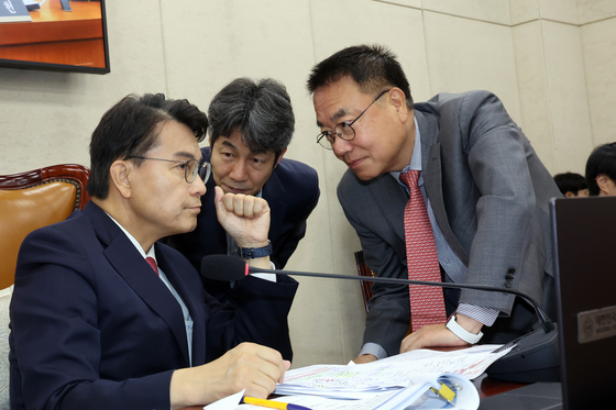 與野 간사와 대화 하는 윤상현 위원장