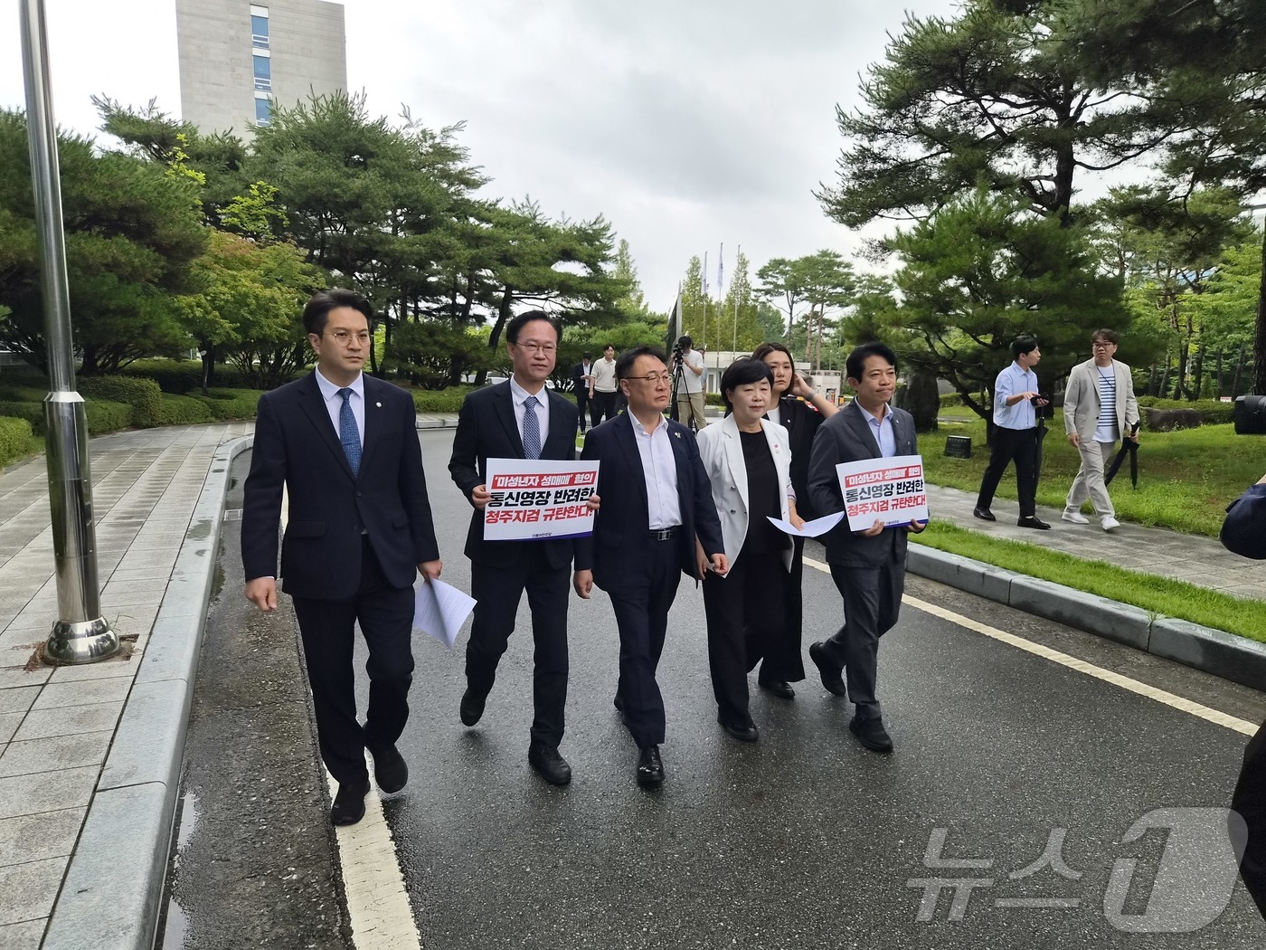 (청주=뉴스1) 임양규 기자 = 서영교 국회 법제사법위원장과 더불어민주당 지역구 국회의원 등이 22일 아동 성매매 혐의를 받는 최영중 전 청주시의원에 대한 통신영장을 반려한 충북 …