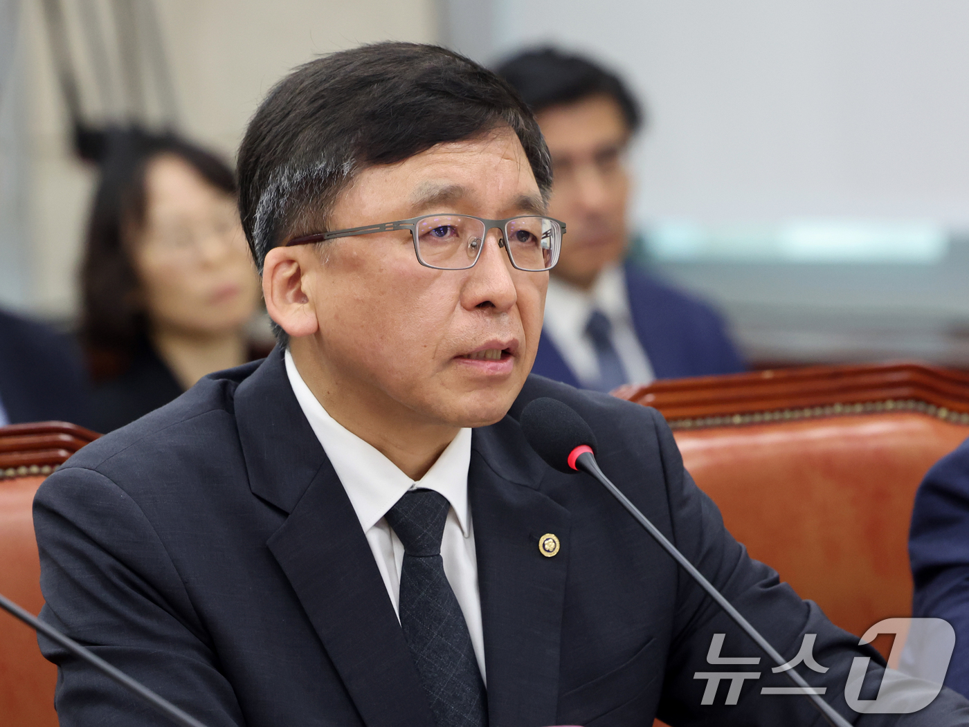 (서울=뉴스1) 황기선 기자 = 강동완 중앙선거관리위원회 사무총장 직무대리가 22일 서울 여의도 국회에서 열린 제9회 전국동시 지방선거 투표용지 부족사태 등 국민참정권 침해 진상규 …