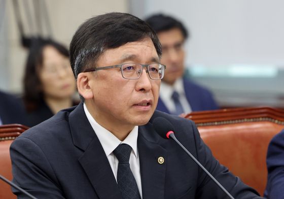 의원 질의에 답하는 강동원 선관위 사무총장 직무대리