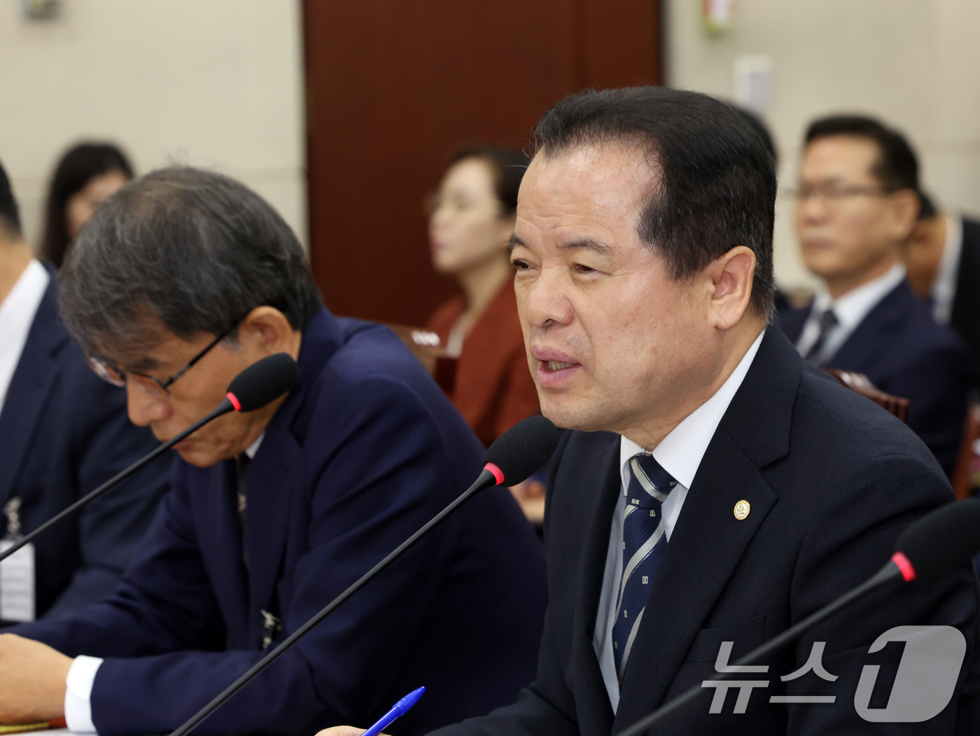 (서울=뉴스1) 황기선 기자 = 위철환 중앙선거관리위원장 직무대행이 22일 서울 여의도 국회에서 열린 제9회 전국동시 지방선거 투표용지 부족사태 등 국민참정권 침해 진상규명 및 선 …