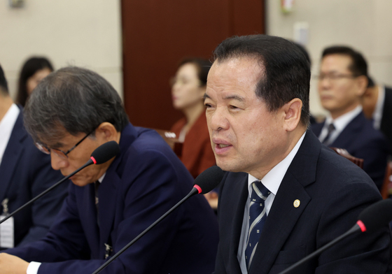 의원질의에 답하는 위철횐 직무대행