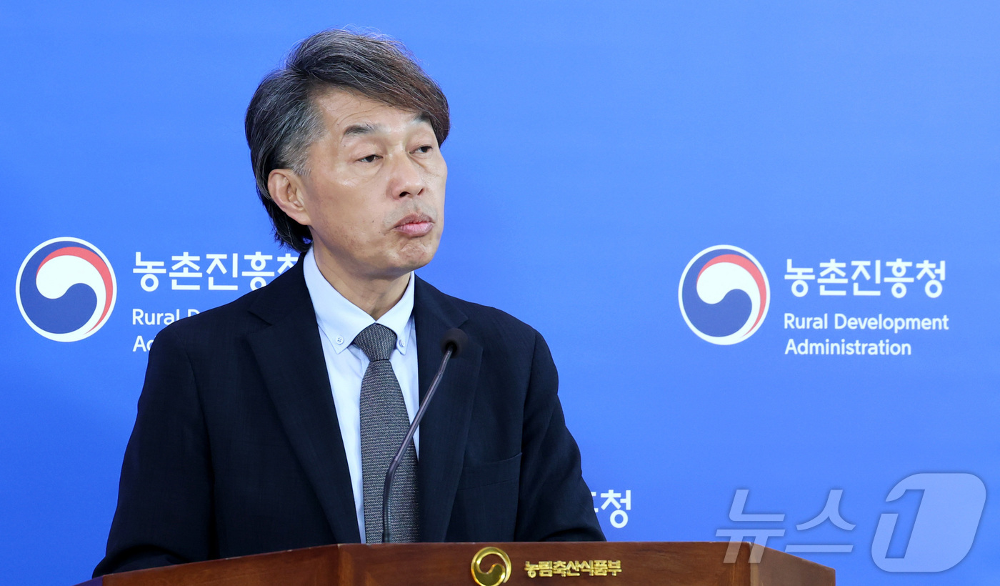 (세종=뉴스1) 김기남 기자 = 조용민 농촌진흥청 국립축산과학원장이 22일 세종시 정부세종청사 농림축산식품부에서 쌀 수급 안정과 조사료 자급률 향상 지원을 위한 여름철 사료 작물인 …