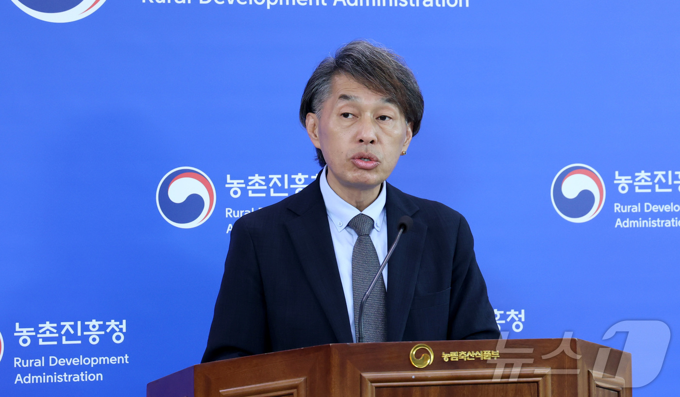 (세종=뉴스1) 김기남 기자 = 조용민 농촌진흥청 국립축산과학원장이 22일 세종시 정부세종청사 농림축산식품부에서 쌀 수급 안정과 조사료 자급률 향상 지원을 위한 여름철 사료 작물인 …