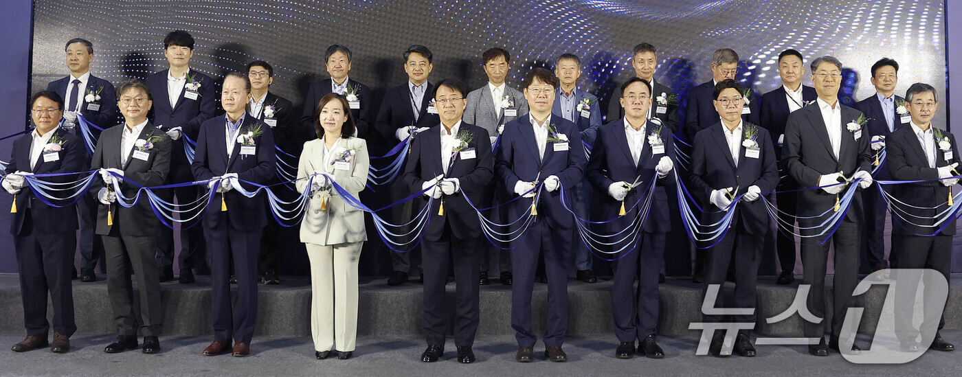 (서울=뉴스1) = 22일 서울 삼성동 코엑스에서 열린 2026 한국디스플레이산업전시회 개막식에서 최우혁 산업통상부 첨단산업정책국장 등 참석자들이 테이프 커팅을 하고 있다. (산업 …