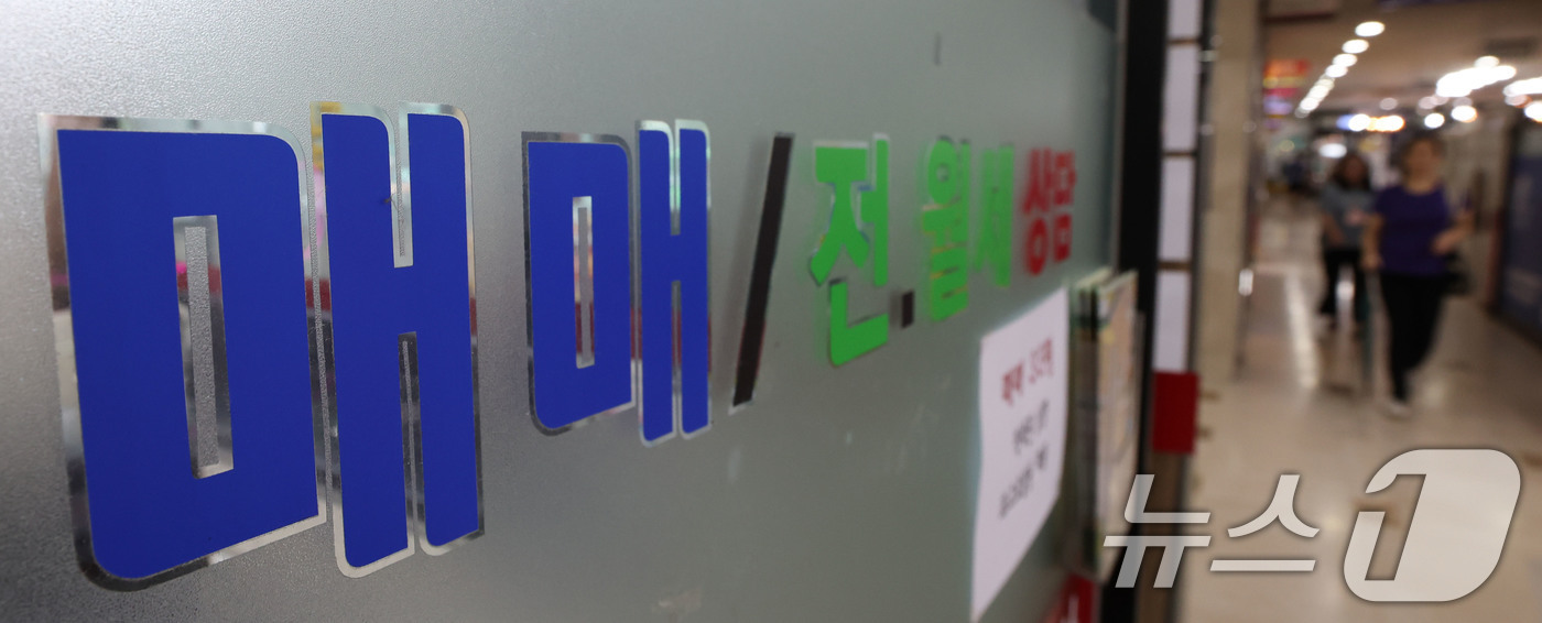 (서울=뉴스1) 이종수 기자 = 이재명 대통령은 오는 23일 공급·금융·세제 등 부동산 정책 전반을 논의하는 공개 대토론회를 주재한다. 지난 5월 서울 아파트 매매가격은 전월 대비 …