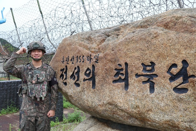 파도 휩쓸린 중학생 구조한 '튜브 의인', 육군 하사였다…사단장 표창