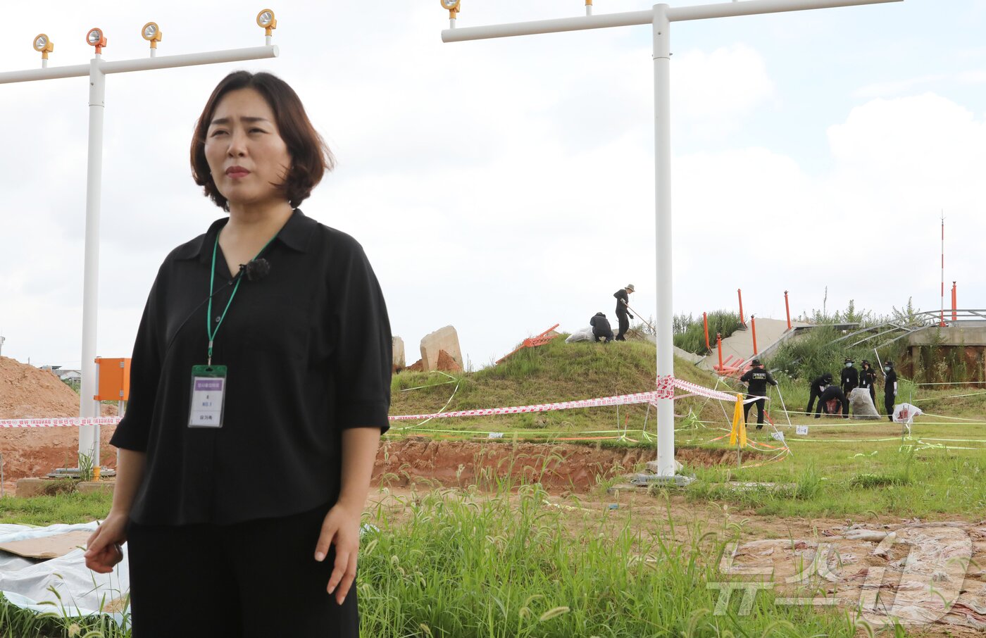 본문 이미지 - 제주항공 여객기 참사 재수색이 이뤄지고 있는 22일 오전 김유진 유가족협의회 대표가 무안공항에서 취재진을 향해 심정을 밝히고 있다. ⓒ 뉴스1 안재영 기자