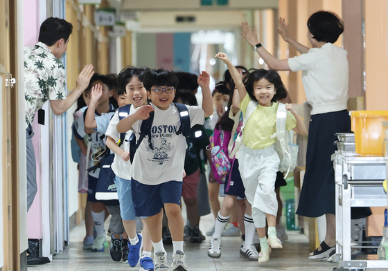 초등학교 여름방학식 '선생님과 하이파이브'