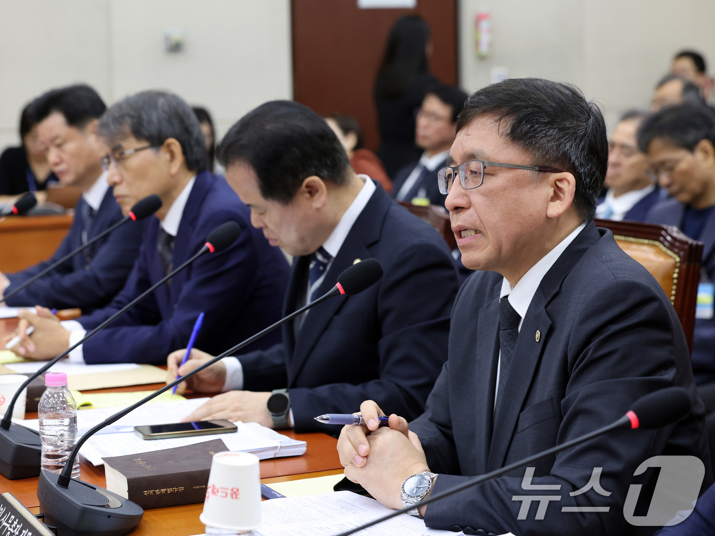 (서울=뉴스1) 황기선 기자 = 강동완 중앙선거관리위원회 사무총장 직무대리가 22일 서울 여의도 국회에서 열린 제9회 전국동시 지방선거 투표용지 부족사태 등 국민참정권 침해 진상규 …